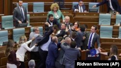 Бійка почалася після того, як депутат від опозиції облив водою прем’єр-міністра Альбіна Курті