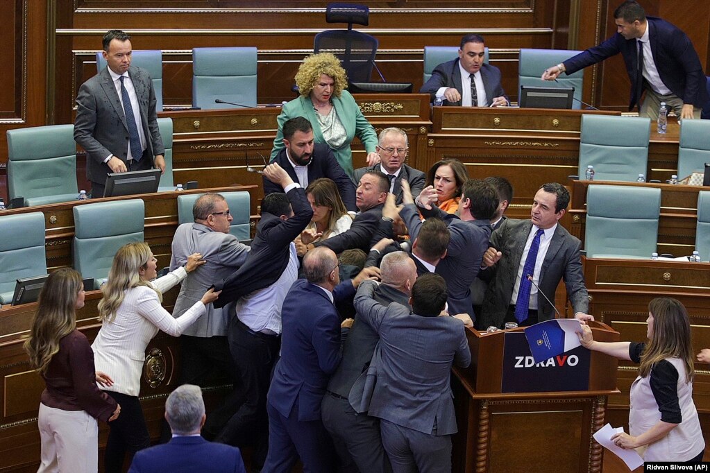 Momenti i përleshjes fizike në mes të deputetëve të PDK-së dhe ministrave të qeverisë.