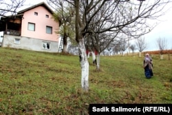 Nura Mustafić napušta porodičnu kuću u Bajramovićima i odlazi u dom za stare osobe u Potočarima.