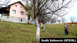 Nura Mustafić napušta porodičnu kuću u Bajramovićima i odlazi u dom za stare osobe u Potočarima.