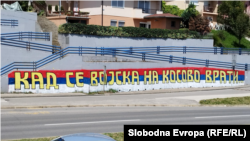 Grafiti “Kur ushtria të kthehet në Kosovë” shihet në Banja Llukë, Bosnje-Hercegovinë.
