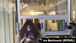 Studenti iz neformalne grupe "Borba - studenti protiv nasilja" predaju RTS-u zahtev za gostovanje u informativnom programu te televizije (javnog servisa u Srbiji), 16.januara 2024, Beograd.