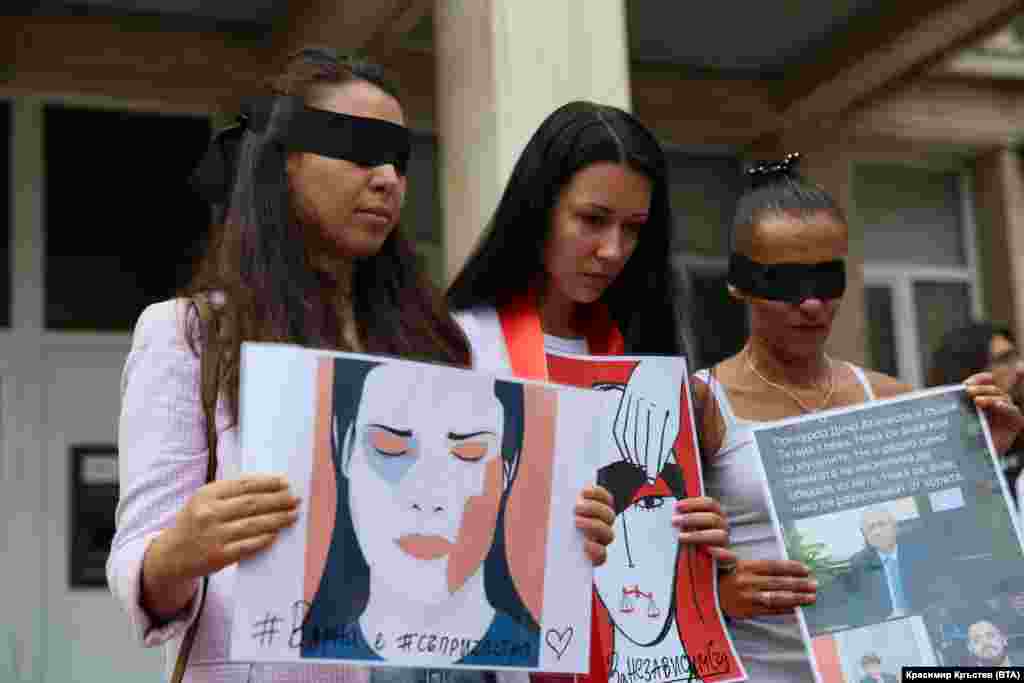 БУГАРИЈА -&nbsp;Бугарскиот парламент ги одобри измените на Кривичниот законик и Законот за заштита од семејно насилство, по шокантниот случај на злоупотреба на девојче што предизвика масовни протести.