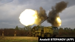 Украинские военнослужащие ведут огонь из украинской самоходной артиллерийской установки "Богдана", 21 апреля 2024 года