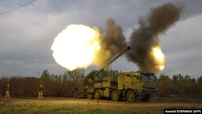 Ushtarët ukrainas qëllojnë nga një njësi artilerie vetëlëvizëse ukrainase "Bogdan", 21 Prill 2024