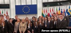 Миглена Дамянова-Радойска с учениците си на посещение в Европейския парламент