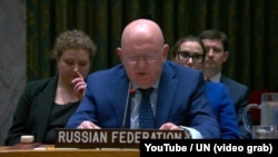 واسیلی نبنزیا، نمایندۀ روسیه در ملل متحد در حال سخنرانی در جلسۀ این سازمان