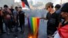 Protestues në Bagdad të Irakut djegin një flamur të komunitetit LGBTI+ gjatë një proteste kundër djegies së një Kurani në Suedi, 22 korrik 2023.