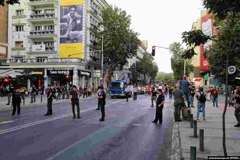 Ovogodišnja Parada ponosa je bila pod nadzorom jakog policijskog obezbjeđenja koje je pratilo učesnike do poslednje tačke - stadiona ARM u Skoplju.