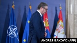 Ivana Stradner iz Fondacije za odbranu demokratije smatra da predsednik Aleksandar Vučić ne namerava da Srbiju približi NATO i da balansira između Rusije, Kine i Zapada. Na slici Vučić pred konferenciju za novinare sa šefom NATO-a Jensom Stoltenbergom, 21. novembar 2023.