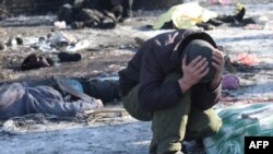 مردی در کنار جسد همسرش در بازار دونتسک