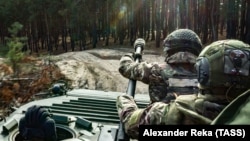 Руски доброволци се возят на бронетранспортьор в района на Донецк през ноември 2023 г.