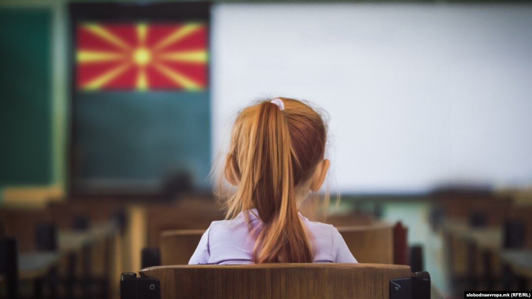 Илустрација - Ученичка во празна училница