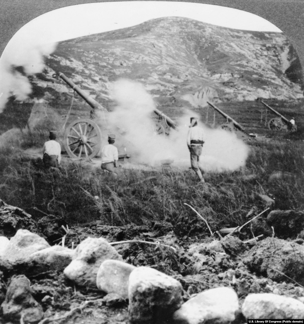 Artiljerët japonezë qëllojnë drejt Portit Arthur gjatë rrethimit.