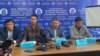 Думан Мұхаммедкәрім (оң жақта бірінші) сайлау нәтижесімен келіспейтінін жарияланған кандидаттардың жиынында отыр. Алматы, 20 наурыз 2023 жыл.