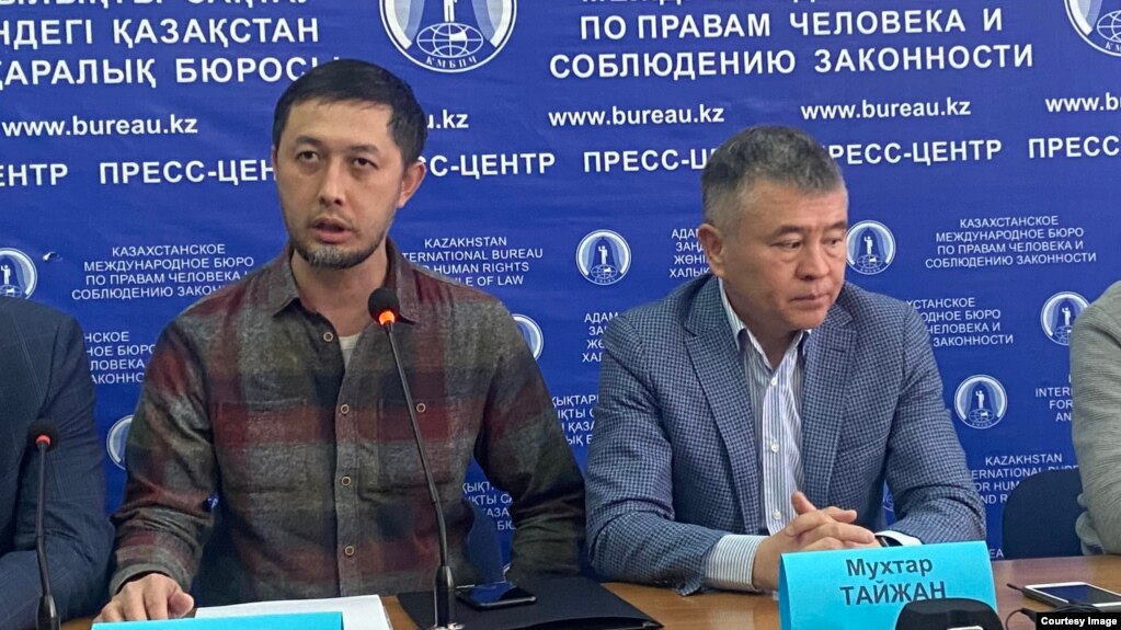 Гражданские активисты Альнур Ильяшев (слева) и Мухтар Тайжан (справа), отбывшие 15 суток ареста за выход на митинг