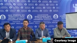 Мухтар Тайжан (третий слева) и Думан Мухаммедкарим (справа) на пресс-конференции в Алматы. 20 марта 2023 года