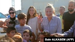 Victoria Spartz, prva zdesna, u sirotištu u Azazu, Aleppo, Sirije 27. 8. 2023.