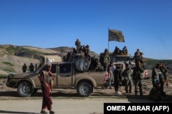 Personeli afgan i sigurisë duke hipur në automjet pas shkatërrimit të fushave me lulekuqe në rrethin Argo të provincës Badakhshan, më 14 maj 2024.