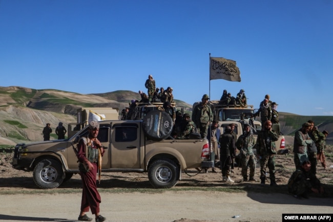 Personeli afgan i sigurisë duke hipur në automjet pas shkatërrimit të fushave me lulekuqe në rrethin Argo të provincës Badakhshan, më 14 maj 2024.