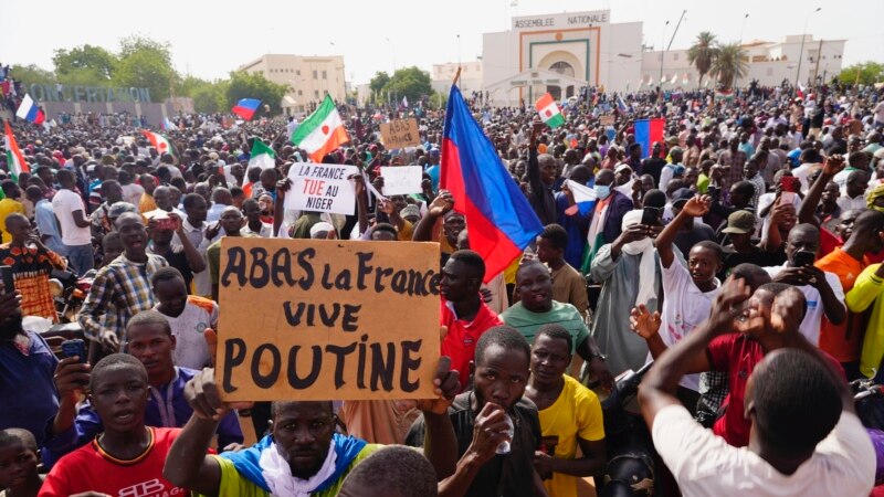 Francuska počela evakuaciju građana iz Nigera, poletio prvi avion