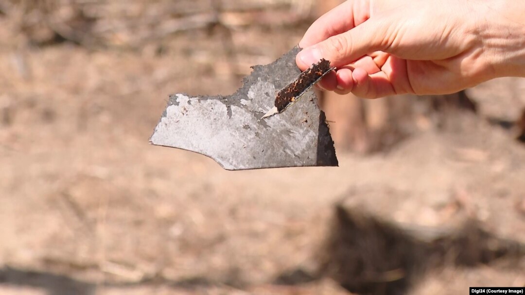 Reporterul Digi 24 a găsit joi în localitatea Ceatalchioi din Tulcea bucăți care par a fi dintr-o dronă. Investigația autorităților la fața locului se încheiase cu o zi înainte.