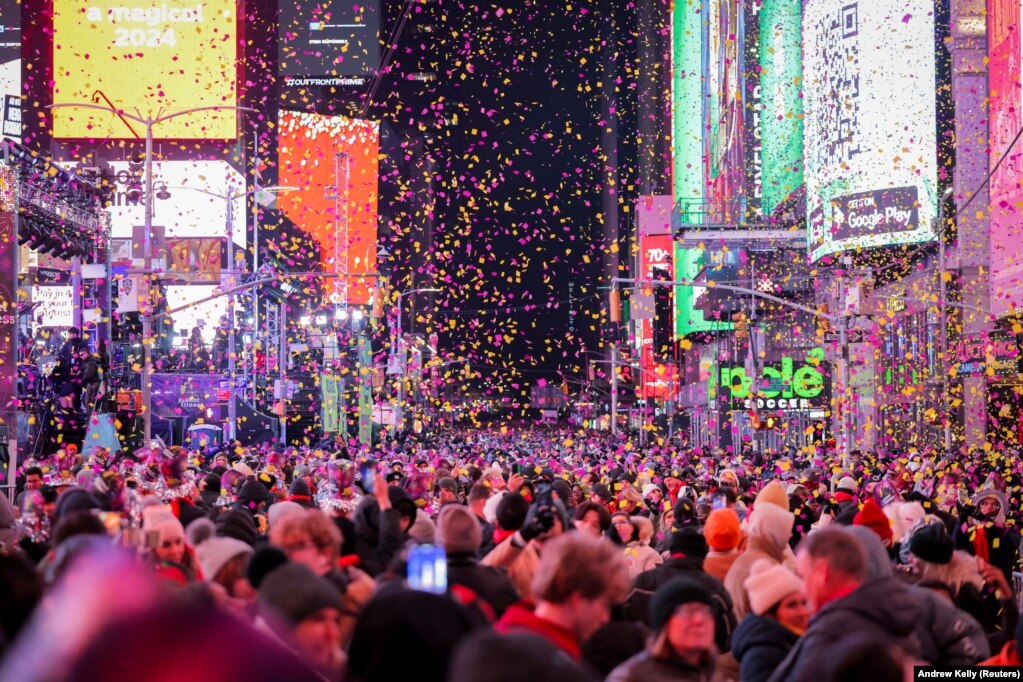 Qytetarë të shumtë në Times Square të Nju Jorkut, duke pritur Vitin e Ri. 31 dhjetor 2023. 