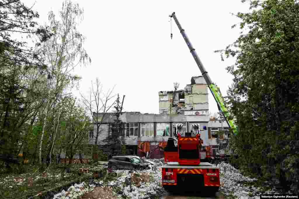 Зруйнована російським обстрілом будівля у Чернігові &nbsp;