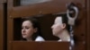 Светлана Петрийчук (слева) и Евгения Беркович во время одного из судебных заседаний 
