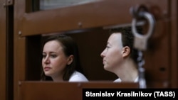Playwright Svetlana Petriichuk (left) and director Yevgenia Berkovich attend a court hearing in Moscow in June 2023.