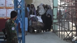 صدها خانواده هر روز از دروازۀ تورخم عبور کرده به افغانستان برمیگردند 