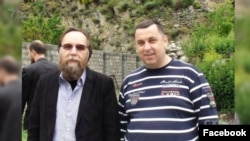 Dragan Stanojević sa Aleksandrom Duginom, fotografija sa Stanojevićevog Fejsbuk naloga.
