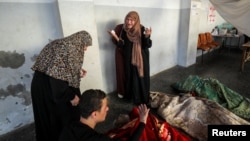 Palestinci u plaču nakon pogibije članova rodbine u izraelskom napadu u gradu Gazi, 25. juna 2024.