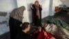Палестинците плачат по смртта на членовите на семејството во израелски напад во градот Газа, 25 јуни 2024 