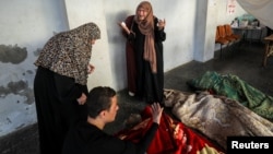 Палестинците плачат по смртта на членовите на семејството во израелски напад во градот Газа, 25 јуни 2024 