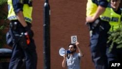 Salwan Momika protestuje ispred džamije u Štokholmu 28. juna 2023., tokom praznika Kurban-bajrama. Momika, 37, koji je prije nekoliko godina pobjegao iz Iraka u Švedsku, dobio je dozvolu od švedske policije da spali muslimansku svetu knjigu tokom demonstracija.