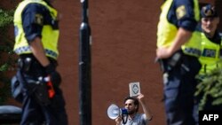 Spaljivanje Kur'ana u Stockholmu (na fotografiji Salwan Momika sa Kur'anom) izazvalo je bijes u muslimanskom svijetu, 29. juni