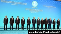 Lideri prisutnih zemalja poziraju za grupnu fotografiju s članovima i partnerima Šangajske organizacije za saradnju u Astani, Kirgistan, 4. jula