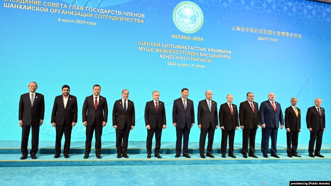 Liderii țărilor participante pozează pentru o fotografie de grup a membrilor Organizației de Cooperare de la Shanghai - Astana, Kârgâzstan, 4 iulie.