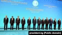Liderii țărilor participante pozează pentru o fotografie de grup a membrilor Organizației de Cooperare de la Shanghai - Astana, Kârgâzstan, 4 iulie.