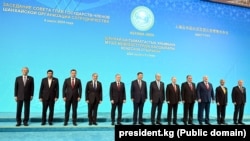 Лідери країн-учасниць позують для групового фото під час саміту Шанхайської організації співпраці в Астані, Казахстан