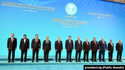 Киска жалау секс видео Олар қызды трахает және ол секрециясы бар кончаларын