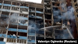 Рятувальники гасять пожежу в житловому будинку в Києві після російського удару, 7 лютого 2024 року