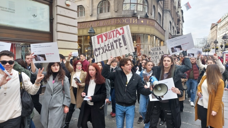 Serbiýada studentler we aktiwistler Belgrady petiklejekdiklerini aýdýarlar