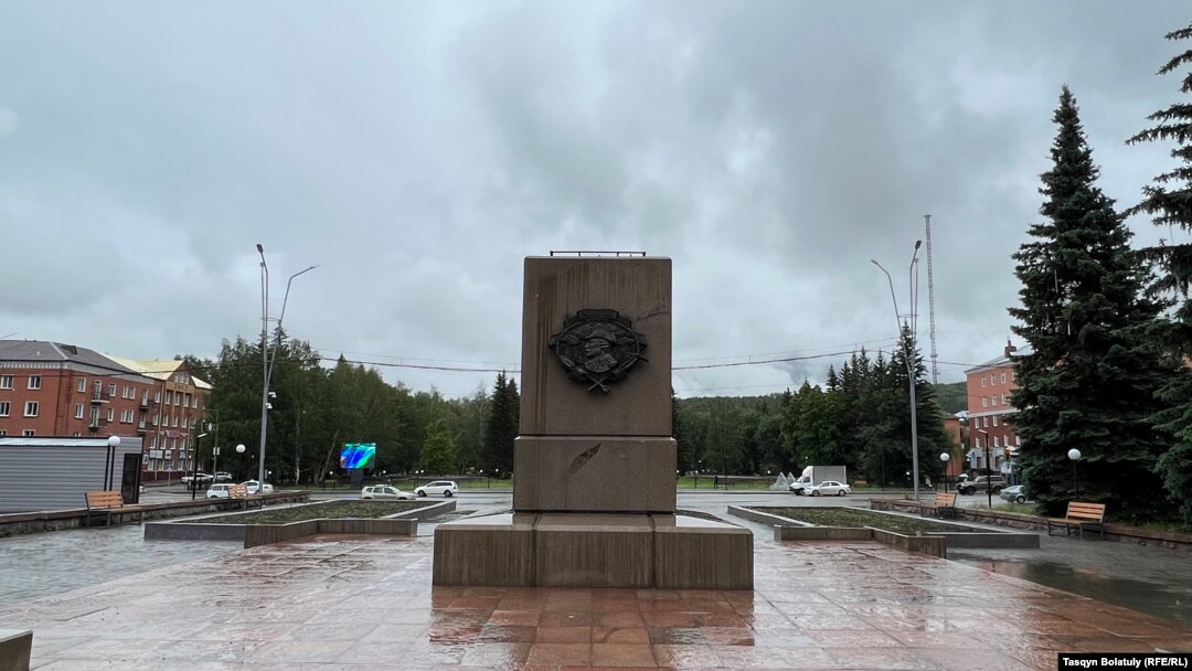 Pe acest soclu din orașul kazah Ridder era în timpul comunismului statuia lui Lenin. 