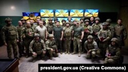 Președintele Ucrainei, Volodimir Zelenski, vizitează o brigadă pe frontul de la Bahmut, regiunea Donețk, 5 septembrie 2023