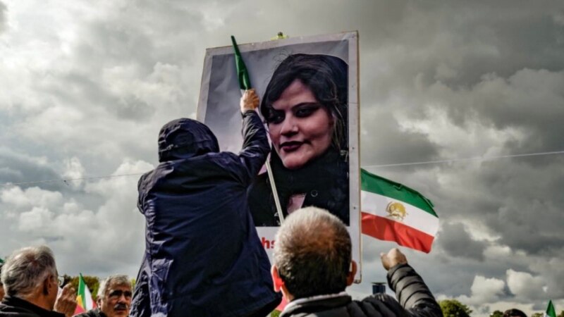 احضار سفیر سوئیس در تهران در پی انتشار عکسی از مهسا امینی با پرچم شیروخورشید