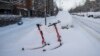 Skuterët e mbuluar me borë më 4 janar 2024 në Sundbyberg, afër Stokholmit.&nbsp;Temperaturat e ftohta ranë deri në -44,6&deg;C pranë kufirit finlandez në stacionin e motit Karesuando që ndodhet në Laplandë të Suedisë.