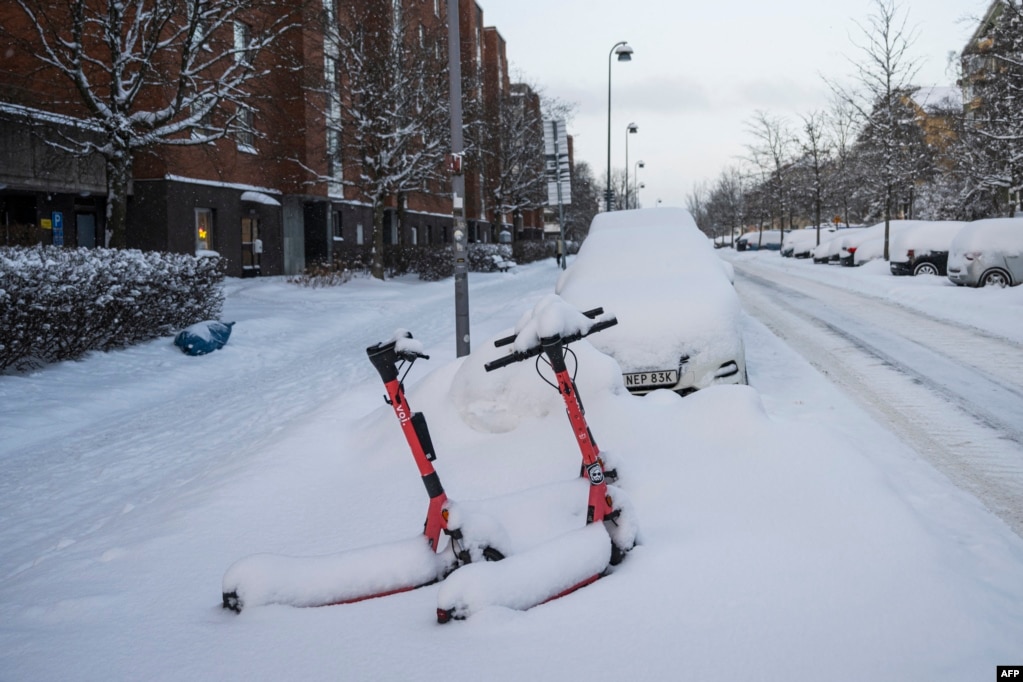 Skuterët e mbuluar me borë më 4 janar 2024 në Sundbyberg, afër Stokholmit. Temperaturat e ftohta ranë deri në -44,6°C pranë kufirit finlandez në stacionin e motit Karesuando që ndodhet në Laplandë të Suedisë.