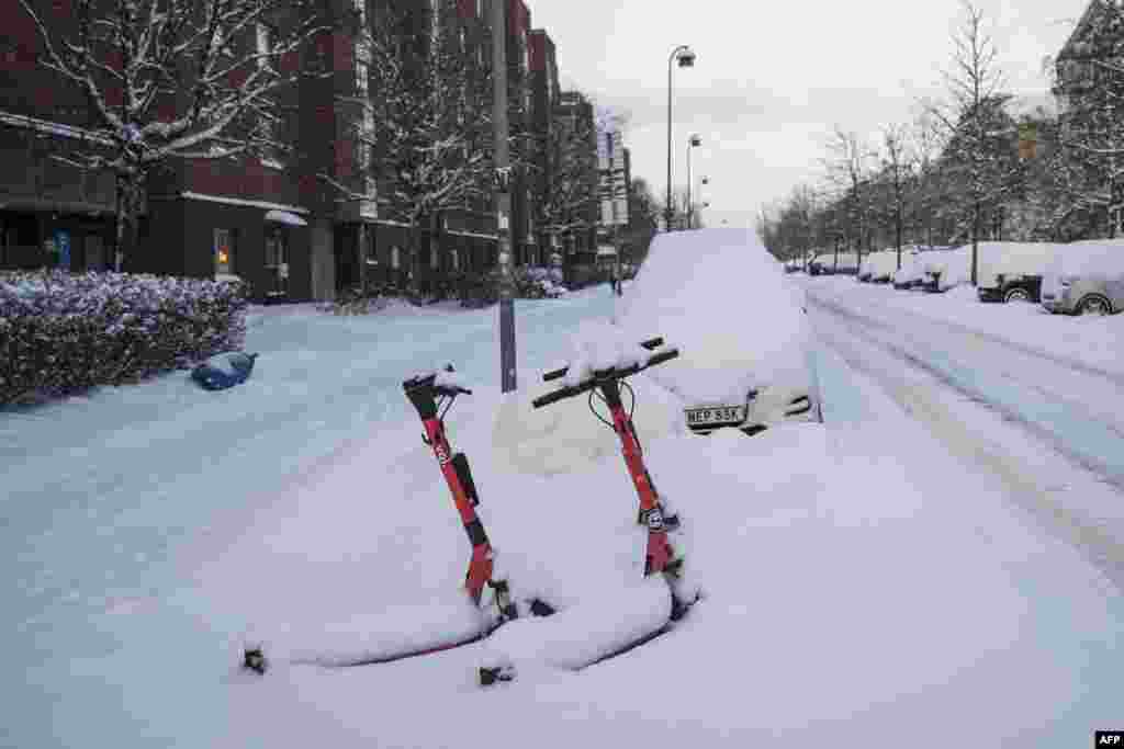 Skuterët e mbuluar me borë më 4 janar 2024 në Sundbyberg, afër Stokholmit. Temperaturat e ftohta ranë deri në -44,6°C pranë kufirit finlandez në stacionin e motit Karesuando që ndodhet në Laplandë të Suedisë.